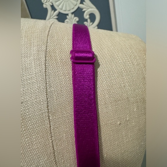 EUC Victoria’s Secret wireless bra, size 36D. - Picture 6 of 12